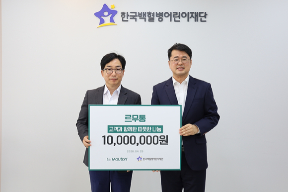 4일 오전 초록우산에서 열린 '어린이날 기념 선물 진달식'에 참석한 (왼쪽부터)김흥식 세븐일레븐 상품1부문장, 김희은 셰프, 신정원 초록우산 사회공헌협력본부장이 기념사진을 촬영하고 있다. [사진=세븐일레븐]