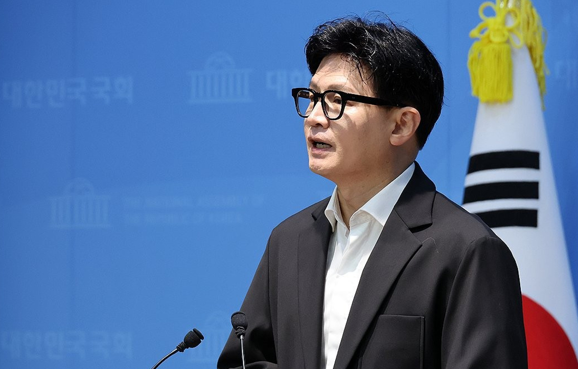 더불어민주당 김민석 대표가 14일 강원 춘천시 더불어민주당 강원도당에서 열린 강원 최고위원회의에 참석하고자 허영 의원, 우상호 도지사 등과 발걸음을 옮기고 있다. 2026.9.14 [사진=연합뉴스]