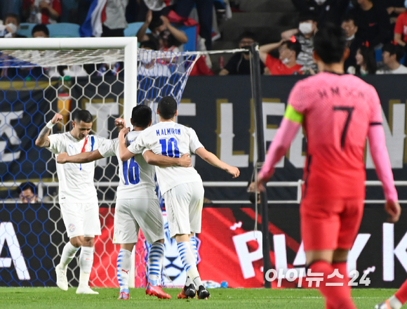 한국 손흥민이 14일 오후 서울 마포구 서울월드컵경기장에서 열린 축구 국가대표팀 평가전 대한민국 대 이집트 경기에서 추가골을 넣은 권창훈과 하이파이브를 하고 있다. [사진=김성진 기자]