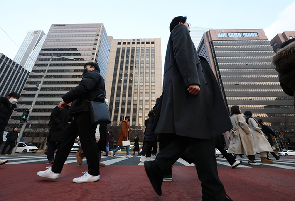 지난 2일 서울 여의도역 인근에서 직장인들이 출근하고 있다. [사진=뉴시스]