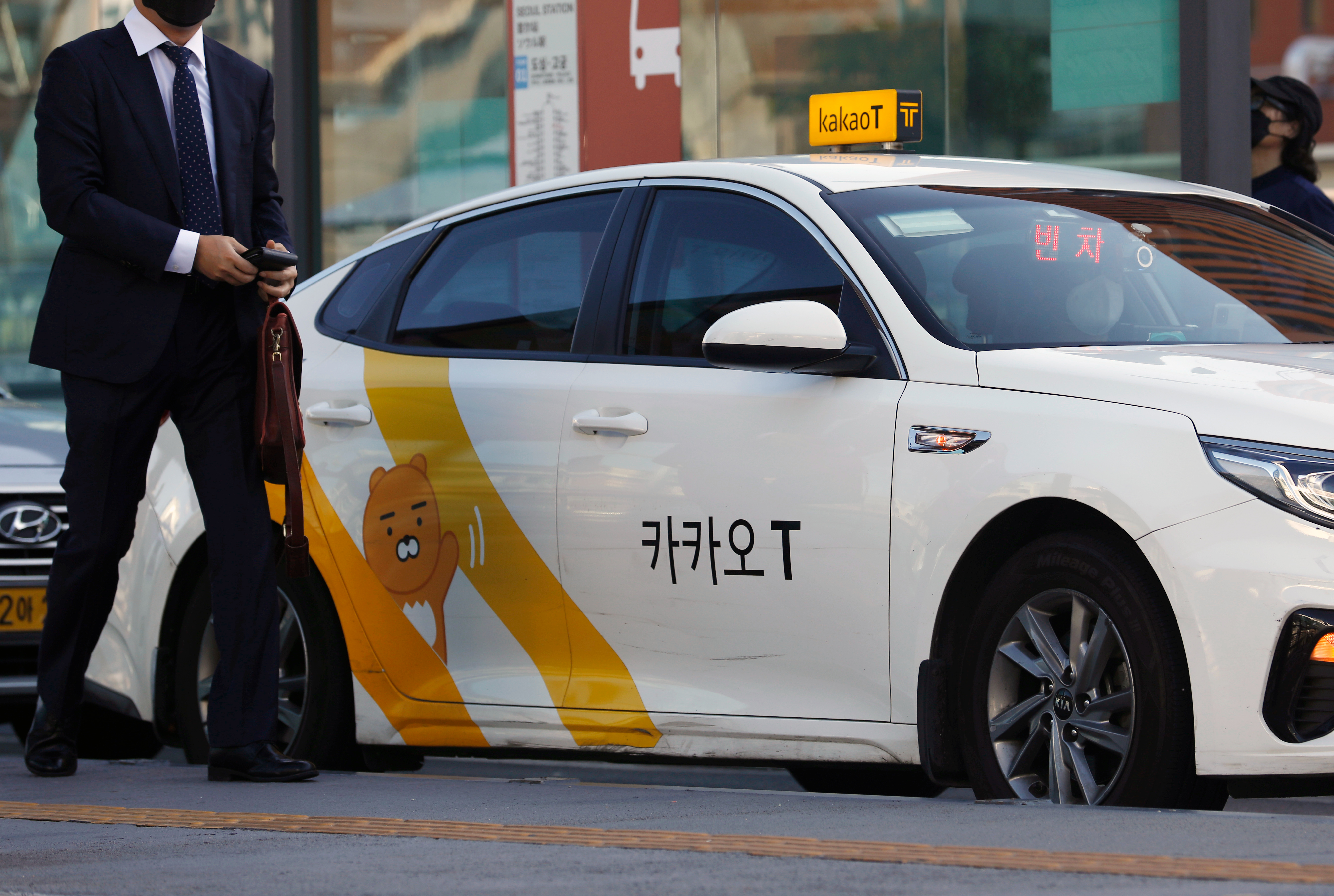 서울에서 운행중인 카카오T 택시의 모습. [사진=뉴시스]