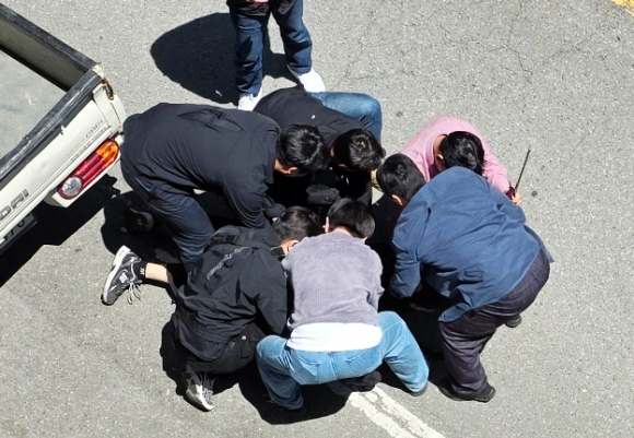 지난 7일 오전 광주 동구 광주지방법원에서 '묻지마 살인' 피의자 장모 씨가 구속 전 피의자 심문(영장실질심사)을 받기 위해 법정으로 이동하고 있다. [사진=연합뉴스]