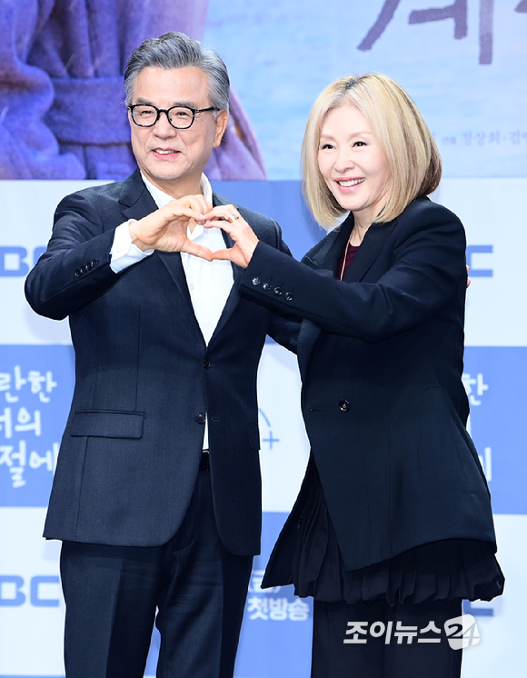 배우 강석우와 이미숙이 19일 오후 서울 마포구 상암동 MBC 골든마우스홀에서 열린 MBC 새 금토드라마 '찬란한 너의 계절에' 제작발표회에 참석하고 있다. [사진=정소희 기자]