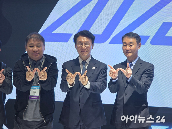 김민석 국무총리가 15일 부산 벡스코 '지스타 2025' 전시장을 방문해 넷마블 부스에서 설명을 듣고 있다. [사진=박정민 기자]