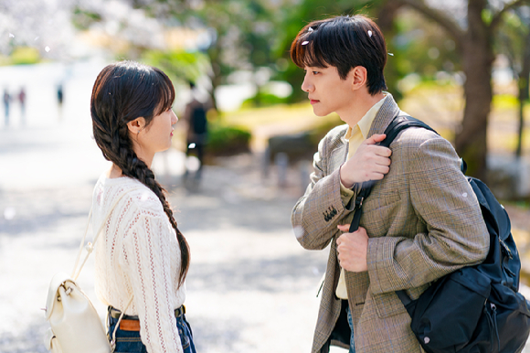 배우 이준호가 넷플릭스 시리즈 '캐셔로'에서 열연하고 있다. [사진=넷플릭스]