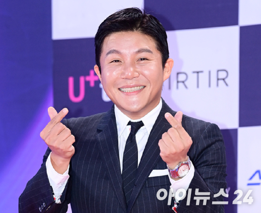 방송인 조세호가 지난해 7월 19일 인천 중구 파라다이스시티에서 열린 '제3회 청룡시리즈어워즈' 레드카펫 행사에 참석하고 있다. [사진=정소희 기자]