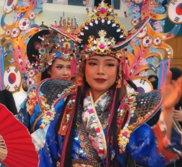 사우디아라비아 코리아 빌리지서 기괴한 한복 차림을 한 여성. [사진=서경덕 페이스북]