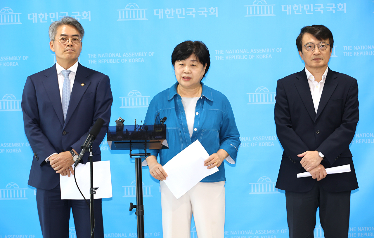 김승원 법무부 장관 후보자가 15일 서울 여의도 국회 법제사법위원회에서 열린 인사청문회에서 가족 관련 질의에 답변하고 있다. [사진=곽영래 기자]