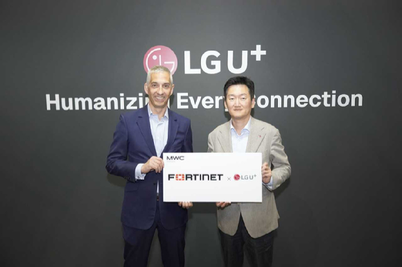 지난 4일(현지시간) MWC 2026 LG유플러스 전시관에서 열린 협약식에서 권용현 LG유플러스 엔터프라이즈부문장(오른쪽)과 토마스 데뤼(Thomas Desrues) 포티넷 유럽&middot;중동&middot;아프리카 및 남아시아 채널 영업총괄이 기념사진을 촬영하는 모습. [사진=LGU+]