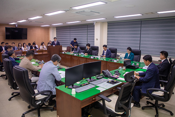 군산시의회 의원들과 김천시의회 의원들이 간담회를 갖고 있다. [사진=군산시의회]