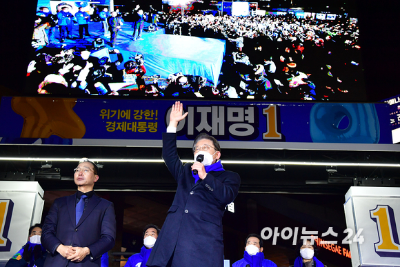 이재명 더불어민주당 대선후보가 제20대 대통령 선거 공식 선거운동이 시작된 15일 서울 강남고속버스터미널 광장에서 지지를 호소하고 있다. [사진=국회사진취재단]