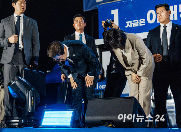이재명 제 21대 대통령 당선인이 부인 김혜경 여사와 함께 4일 오전 국회 앞에 설치된 축하 무대에서 인사하고 있다. [사진=곽영래 기자]
