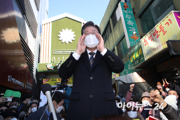 이재명 더불어민주당 대선 후보가 8일 오후 서울 강서구 방화동 방신전통시장 고객지원센터에서 열린 전국자영업자·소상공인단체 대표단 긴급간담회에 앞서 유권자들에게 지지를 호소하고 있다. [사진=국회사진취재단]