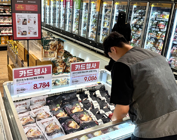 이마트 직원이 여름 보양식 행사 상품을 진열하고 있다. [사진=이마트]