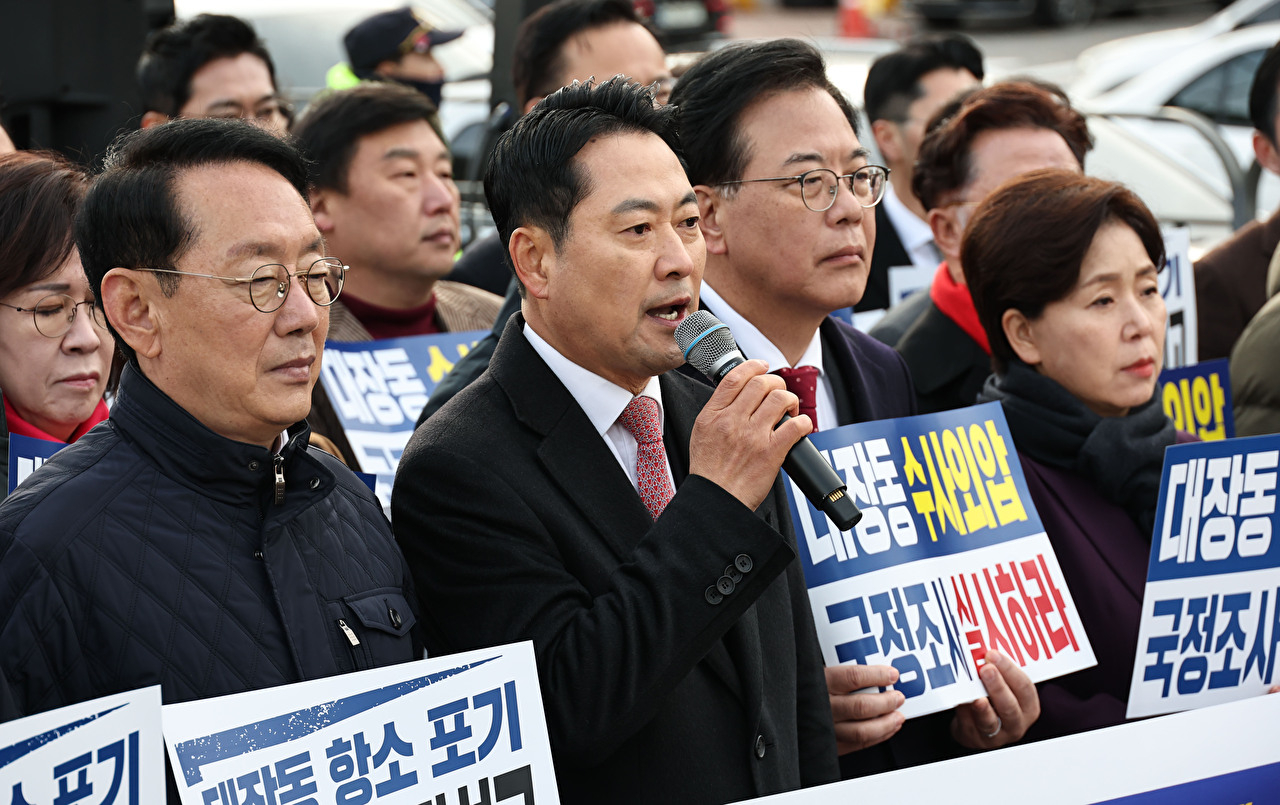 국민의힘 장동혁 대표가 17일 서울 용산구 대통령실 앞에서 열린 '대장동 항소포기 외압 진상규명 국정조사 촉구 기자회견'에서 발언하고 있다. 2025.11.17 [사진=연합뉴스]