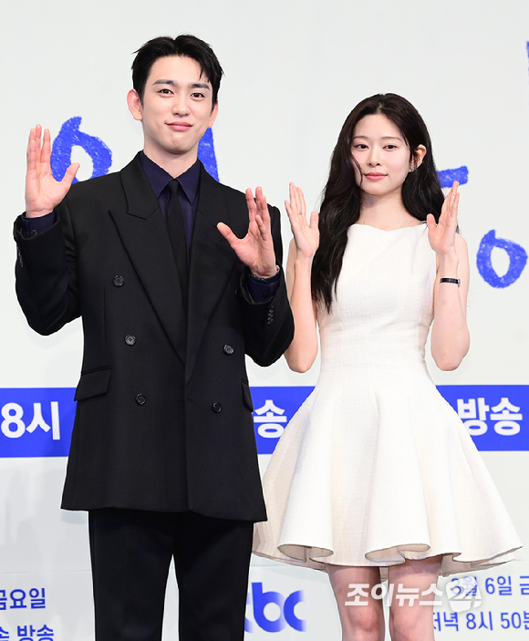 배우 박진영과 김민주가 5일 서울 구로구 신도림동 더링크서울 트리뷰트포트폴리오 호텔에서 열린 JTBC 새 금요시리즈 '샤이닝' 제작발표회에 참석하고 있다. [사진=정소희 기자]