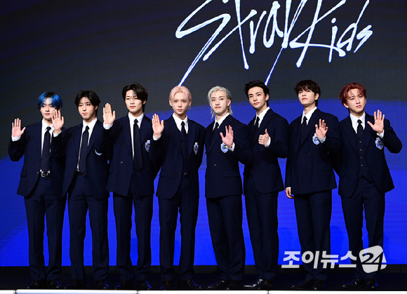 그룹 스트레이키즈가&nbsp;22일 오전 서울 영등포구 여의도 콘래드호텔에서 열린&nbsp;스트레이키즈(Stray Kids) 정규 4집 '카르마' 발매 기념 기자간담회에서 포즈를 취하고 있다. [사진=정소희 기자]