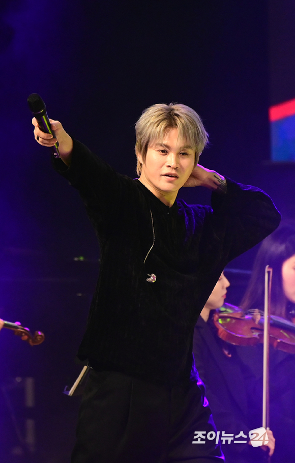 가수 김기태가 23일 오후 서울 노원구 광운대학교 동해문화예술관에서 열린 '뮤지컬&middot;OST 콘서트-봄이 오는 소리'에서 무대를 선보이고 있다. [사진=정소희 기자]
