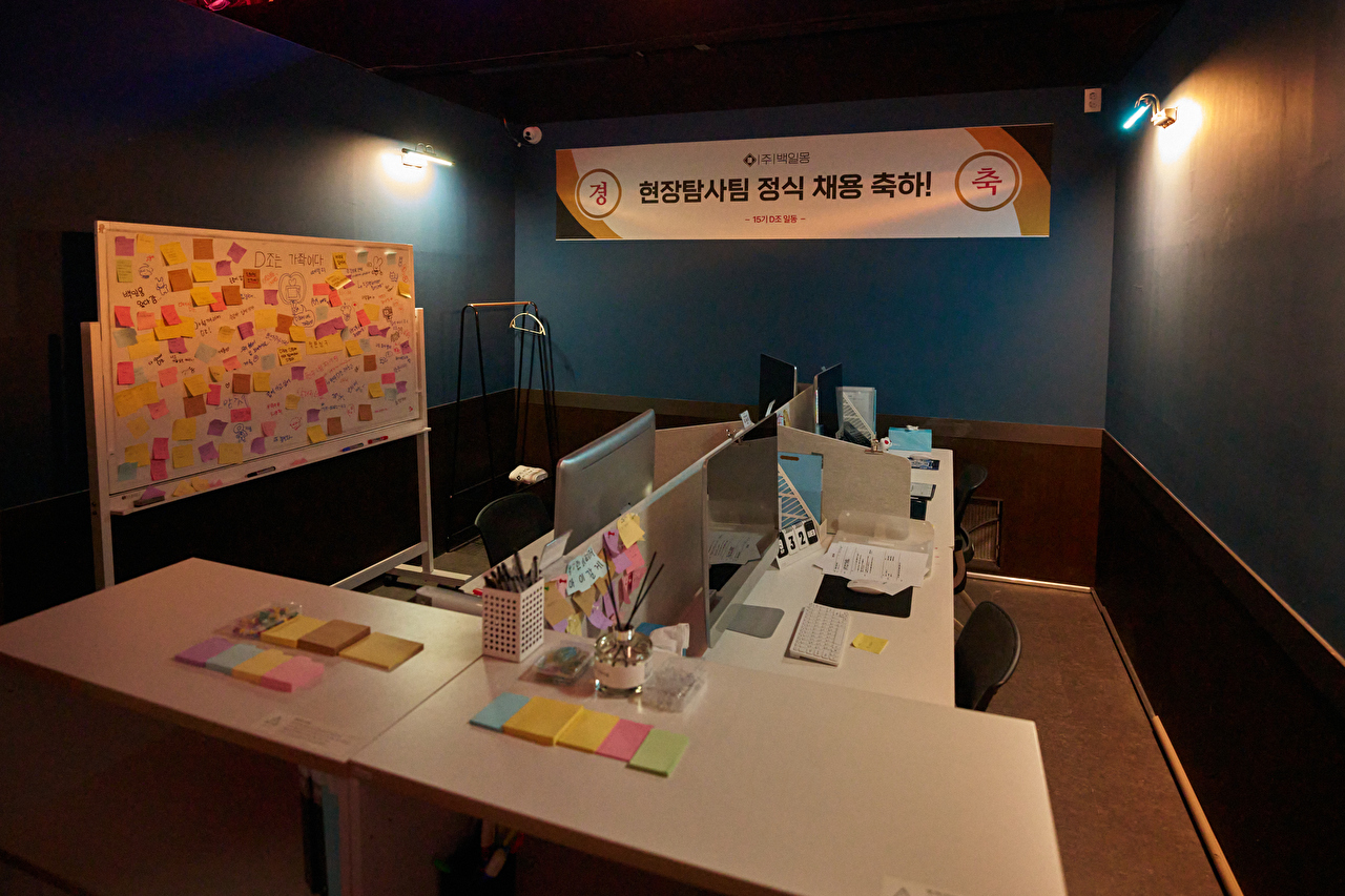 26일 서울 서대문구 현대백화점 신촌점 유플렉스에 마련된 카카오페이지 웹소설 '괴담에 떨어져도 출근을 해야 하는구나(괴담출근)' 팝업스토어에 방문객들이 입장하고 있다. [사진=카카오엔터테인먼트 제공]