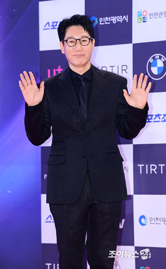 방송인 지석진이 19일 오후 인천 중구 파라다이스시티에서 열린 '제3회 청룡시리즈어워즈' 레드카펫 행사에 참석하고 있다. [사진=정소희 기자]