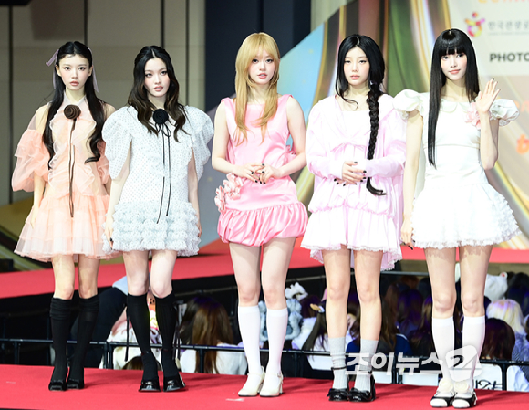 그룹 아일릿(ILLIT)이 25일 오후 인천광역시 중구 운서동 인스파이어 아레나에서 열린 '2025 SBS 가요대전' 레드카펫 행사에 참석하고 있다. [사진=정소희 기자]