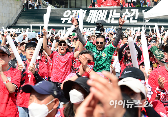 2026 북중미 월드컵 조별리그 A조 2차전 대한민국 대 멕시코의 경기가 0-1 한국의 패배로 끝났다. 19일 서울 종로구 광화문광장에 거리응원을 나선 시민들이 모습들. [사진=정소희 기자]
