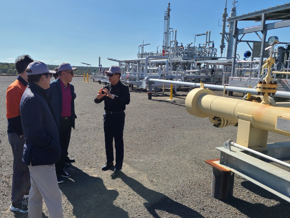 주시보 포스코인터내셔널 사장이(가장 오른쪽) 호주 세넥스에너지 로마노스 가스전의 처리시설을 방문해 임직원들과  에너지 사업에 대해 논의하고 있다. [사진=포스코인터내셔널]