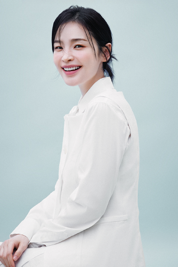 배우 전미도가 프로필 촬영에서 포즈를 취하고 있다. [사진=미디어랩시소 ]