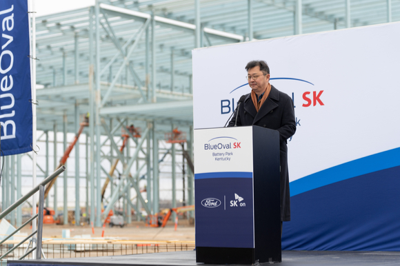 최재원 SK그룹 수석부회장이 5일(현지시간) 미국 켄터키주 글렌데일에서 열린 블루오벌SK 켄터키 공장 기공식에서 축사를 하고 있다. [사진=SK온]