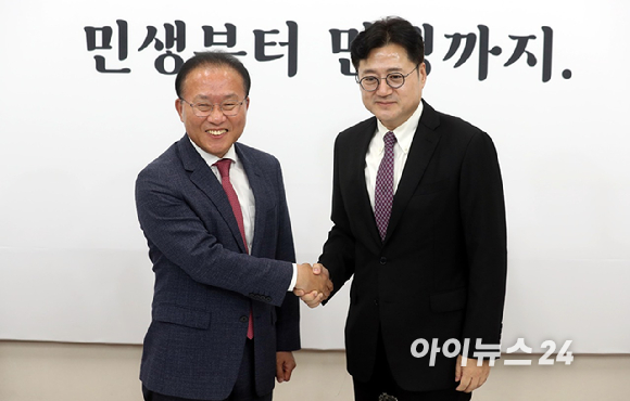 윤재옥 국민의힘 원내대표가 4일 국회에서 홍익표 신임 더불어민주당 원내대표와 만나고 있다. [사진=곽영래 기자]