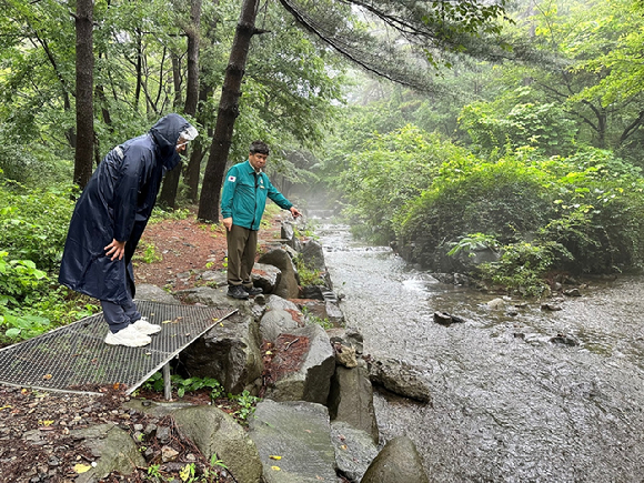 산림청 산하 국립자연휴양림관리소는 9일 국립희리산해송자연휴양림 현장을 찾아 장마철 안전점검을 진행했다. [사진=국립자연휴양림관리소/산림청]