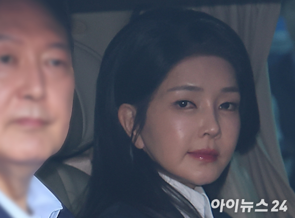 윤석열 전 대통령과 김건희 여사가 탄 차량이 지난 4월 11일 오후 서울 용산구 한남동 대통령 관저를 떠나 서초동 사저로 이동하고 있다. [사진=정소희 기자]