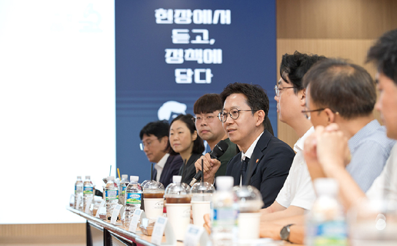 배경훈 과학기술정보통신부 장관이 7일 오후 충북대를 방문해 기초연구진흥 개선방안을 논의하고 있다. [사진=과기정통부]