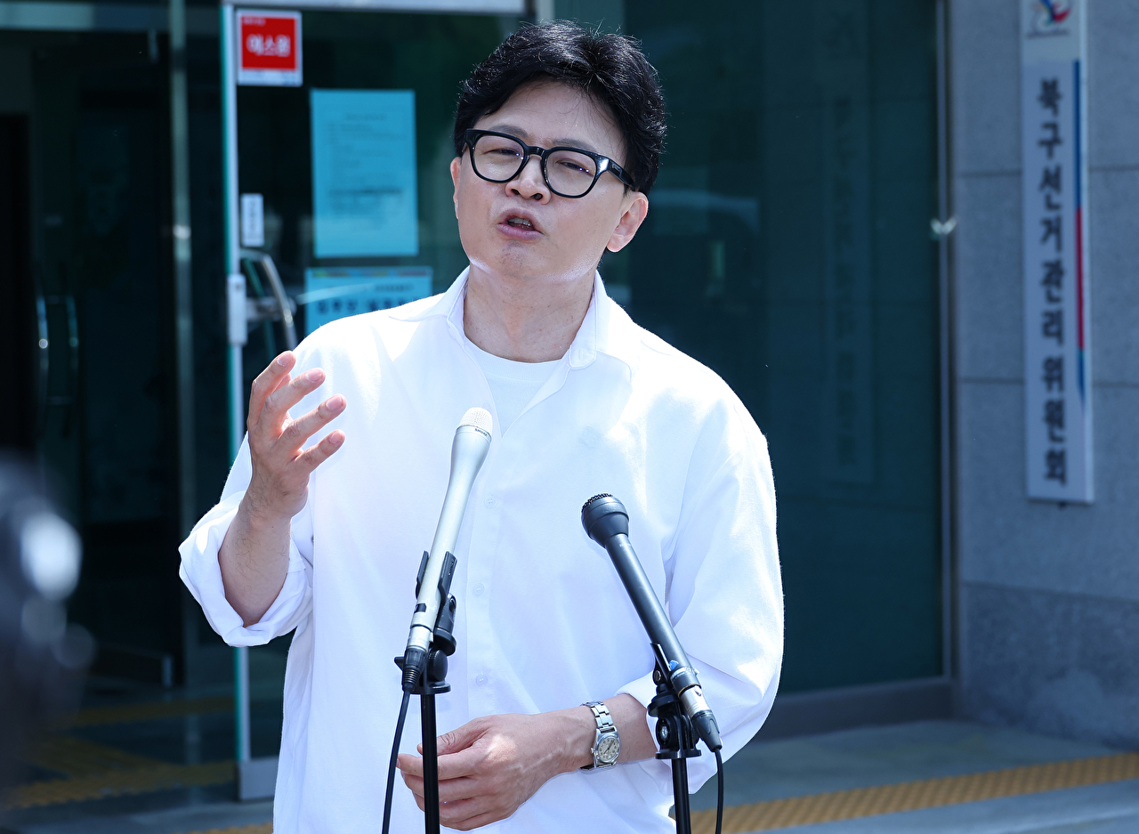 무소속 한동훈 부산 북갑 국회의원 보궐선거 예비후보가 4일 오후 부산 구포동 북구선거관리위원회에 예비후보 등록을 한 뒤 기자들 질문에 답하고 있다. 2026.5.4 [사진=연합뉴스]