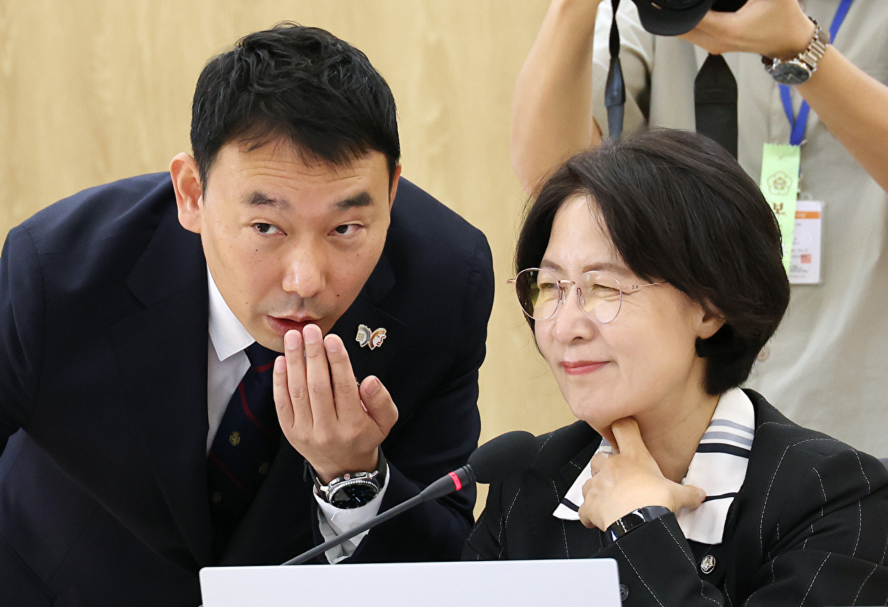 이재명 대통령과 정성호 법무부 장관(뒷줄 가운데)이 지난 11일 용산 대통령실에서 열린 국무회의에서 국기에 경례하고 있다. 2025.11.11 [사진=연합뉴스]