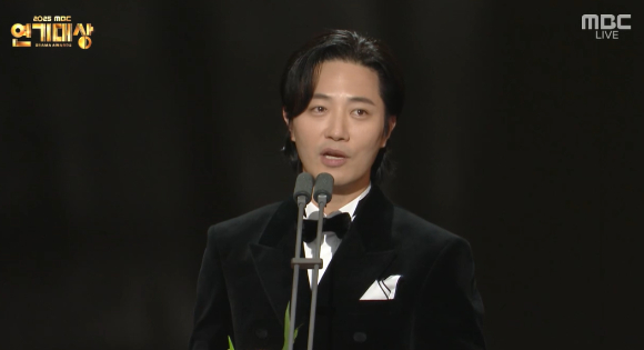 진구가 30일 서울 상암 MBC신사옥 미디어센터에서 열린 '2025 MBC 연기대상'에서 수상소감을 이야기 하고 있다. [사진=MBC 방송화면 캡처]