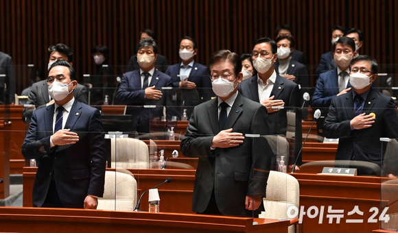 이재명 더불어민주당 대표와 박홍근 원내대표를 비롯한 의원들이 25일 서울 여의도 국회에서 열린 의원총회에서 국민의례를 하고 있다. [사진=김성진 기자]