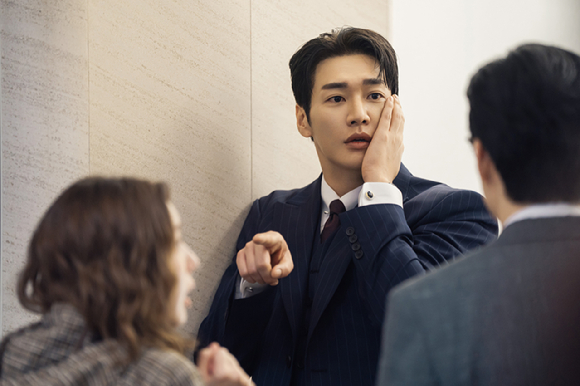 배우 김영광이 넷플릭스 시리즈 '나를 충전해줘' 인터뷰에 앞서 포즈를 취하고 있다. [사진=넷플릭스]