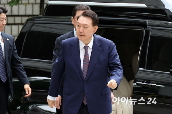윤석열 전 대통령이 16일 오전 서울 서초구 서울중앙지방법원에서 열린 내란 우두머리 혐의·직권남용 권리행사 방해 혐의 사건 7차 공판에 출석하고 있다. [사진=사진공동취재단]