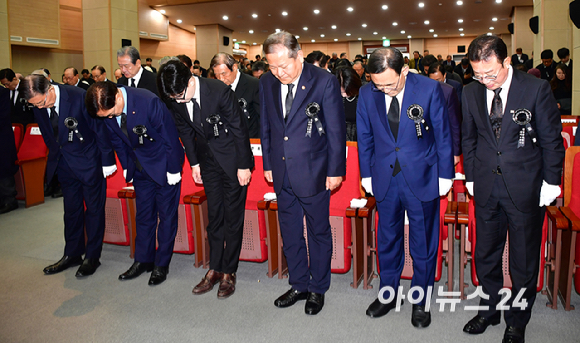 김덕룡 추모위원장(왼쪽부터), 우원식 국회의장, 국민의힘 한동훈 대표, 이상민 행정안전부 장관, 주호영 국회부의장, 홍철호 정무수석 등이 22일 오전 서울 동작구 국립서울현충원에서 열린 고(故) 김영삼(YS) 전 대통령 9주기 추모식에서 묵념하고 있다. [사진=곽영래 기자]