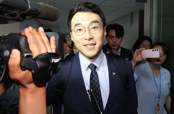 김남국 무소속 의원이 31일 오후 서울 여의도 국회 의원회관에서 기자들과 만나 질문을 받고 있다. (공동취재사진) [사진=뉴시스]