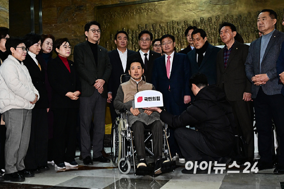 국민의힘 한동훈 전 대표가 14일 당 윤리위원회의 제명 결정 관련 기자회견을 마치고 국회의원회관을 잠시 방문한 뒤 차량에 탑승하고 있다. [사진=연합뉴스]