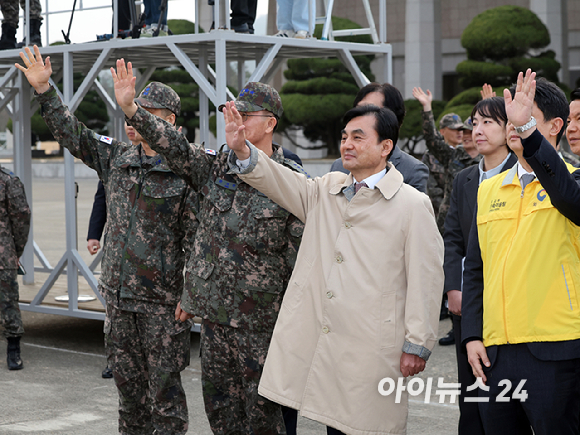 중동 전쟁 확대로 레바논에 체류 중이던 우리 국민 204명과 외국 국적 가족 5명 및 우방국(일본) 국민 2명 등 총 211명이 대한민국 군 수송기(KC-330)를 타고 15일 오후 성남공항에 도착하고 있다. 2026. 03.15. [사진=사진공동취재단]