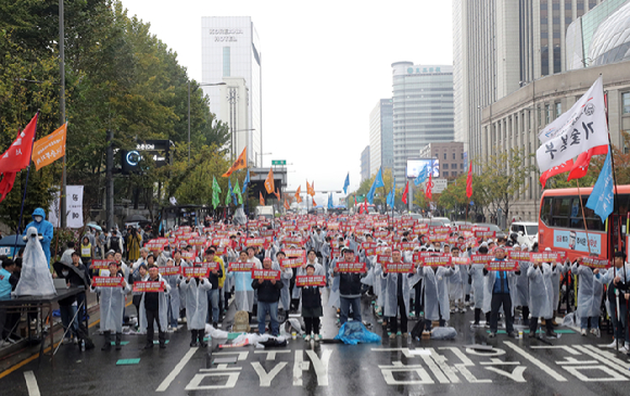 서울교통공사노동조합 조합원들이 지난 10월 서울 중구 시청역2번출구 앞에서 '총파업 돌입 전 결의대회'를 열고 구호를 외치고 있는 모습. [사진=아이뉴스24 DB]