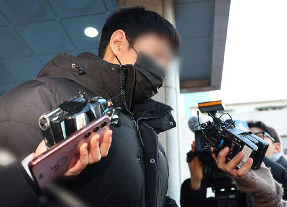 경찰이 청소년성보호법 위반 등 혐의를 받는 33세 김녹완 씨의 신상을 공개했다. [사진=서울경찰청]