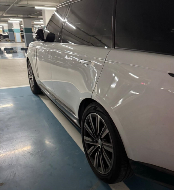 주차선을 넘어 주차한 차량에 대한 비판 글이 아파트 커뮤니티에 올라왔다. [사진=보배드림]