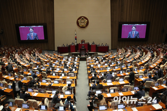 권성동 국민의힘 원내대표가 27일 오후 서울 여의도 국회 본회의장에서 열린 본회의에서 '검수완박(수사·기소권 분리)' 법안을 처리하기 전 필리버스터(무제한 토론)를 하고 있다. [사진=김성진 기자]