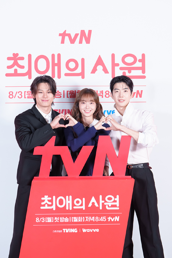 [종합] '최애의 사원', 팬심 채우는 오피스로코⋯덕질 12년차의 남다른 출근일지