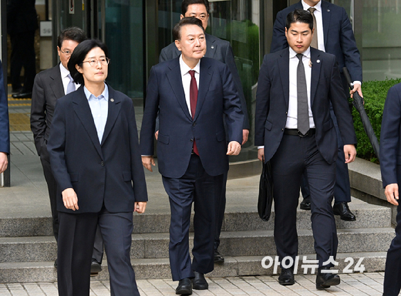 윤석열 전 대통령이 12일 서울 서초구 중앙지방법원에서 열린 내란 우두머리 혐의, 직권남용 권리행사방해 혐의 사건 3차 공판을 마치고 나오고 있다. [사진=사진공동취재단]