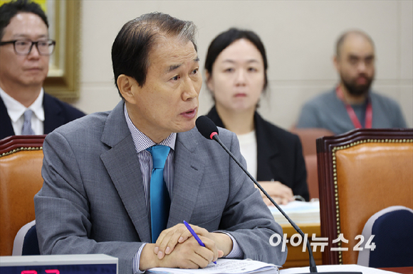 권오을 국가보훈부 장관 후보자가 15일 서울 여의도 국회에서 열린 국회 정무위원회 권오을 국가보훈부 장관 후보자 인사청문회에서 질의에 답변하고 있다. [사진=곽영래 기자]